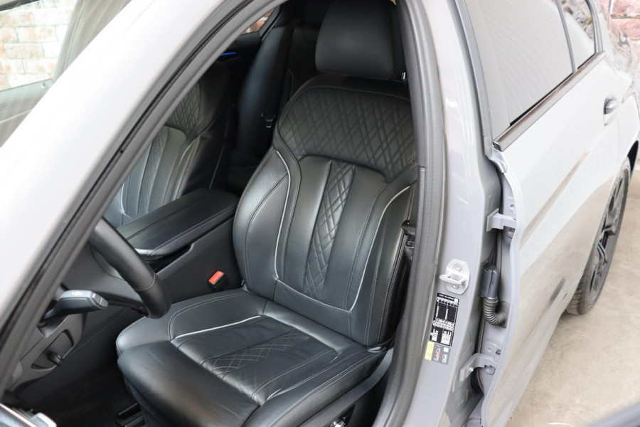BMW 5 Serie Sedan 530e High Executive M Sport Pakket Automaat / Live Cockpit Professional / Trekhaak / Laserlight / Comfortstoelen / Driving Assistant Professional / 19 Inch / Harman Kardon / Stoelverwarming / DAB / Parkeerhulp Plus / Stoelverwarming / Extra Getint Glas