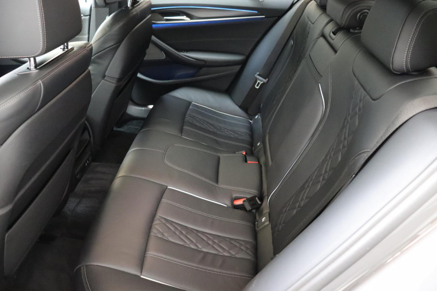 BMW 5 Serie Sedan 530e High Executive M Sport Pakket Automaat / Live Cockpit Professional / Trekhaak / Laserlight / Comfortstoelen / Driving Assistant Professional / 19 Inch / Harman Kardon / Stoelverwarming / DAB / Parkeerhulp Plus / Stoelverwarming / Extra Getint Glas