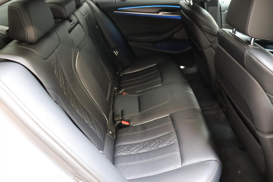 BMW 5 Serie Sedan 530e High Executive M Sport Pakket Automaat / Live Cockpit Professional / Trekhaak / Laserlight / Comfortstoelen / Driving Assistant Professional / 19 Inch / Harman Kardon / Stoelverwarming / DAB / Parkeerhulp Plus / Stoelverwarming / Extra Getint Glas