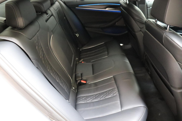 BMW 5 Serie Sedan 530e High Executive M Sport Pakket Automaat / Live Cockpit Professional / Trekhaak / Laserlight / Comfortstoelen / Driving Assistant Professional / 19 Inch / Harman Kardon / Stoelverwarming / DAB / Parkeerhulp Plus / Stoelverwarming / Extra Getint Glas