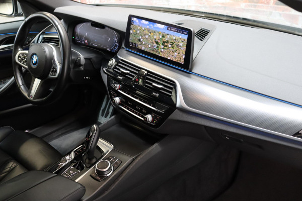 BMW 5 Serie Sedan 530e High Executive M Sport Pakket Automaat / Live Cockpit Professional / Trekhaak / Laserlight / Comfortstoelen / Driving Assistant Professional / 19 Inch / Harman Kardon / Stoelverwarming / DAB / Parkeerhulp Plus / Stoelverwarming / Extra Getint Glas