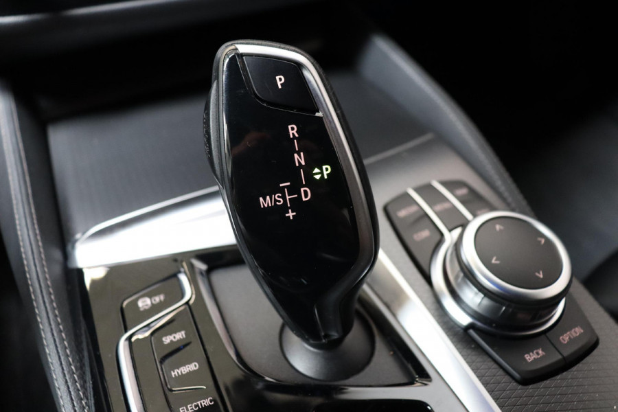 BMW 5 Serie Sedan 530e High Executive M Sport Pakket Automaat / Live Cockpit Professional / Trekhaak / Laserlight / Comfortstoelen / Driving Assistant Professional / 19 Inch / Harman Kardon / Stoelverwarming / DAB / Parkeerhulp Plus / Stoelverwarming / Extra Getint Glas