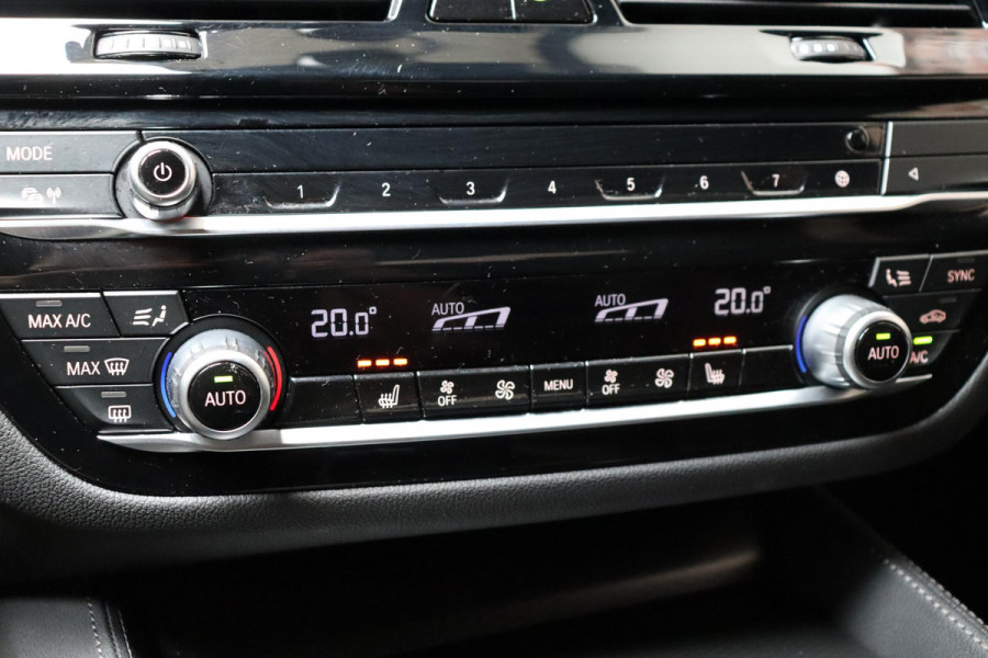 BMW 5 Serie Sedan 530e High Executive M Sport Pakket Automaat / Live Cockpit Professional / Trekhaak / Laserlight / Comfortstoelen / Driving Assistant Professional / 19 Inch / Harman Kardon / Stoelverwarming / DAB / Parkeerhulp Plus / Stoelverwarming / Extra Getint Glas
