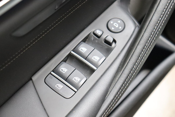 BMW 5 Serie Sedan 530e High Executive M Sport Pakket Automaat / Live Cockpit Professional / Trekhaak / Laserlight / Comfortstoelen / Driving Assistant Professional / 19 Inch / Harman Kardon / Stoelverwarming / DAB / Parkeerhulp Plus / Stoelverwarming / Extra Getint Glas