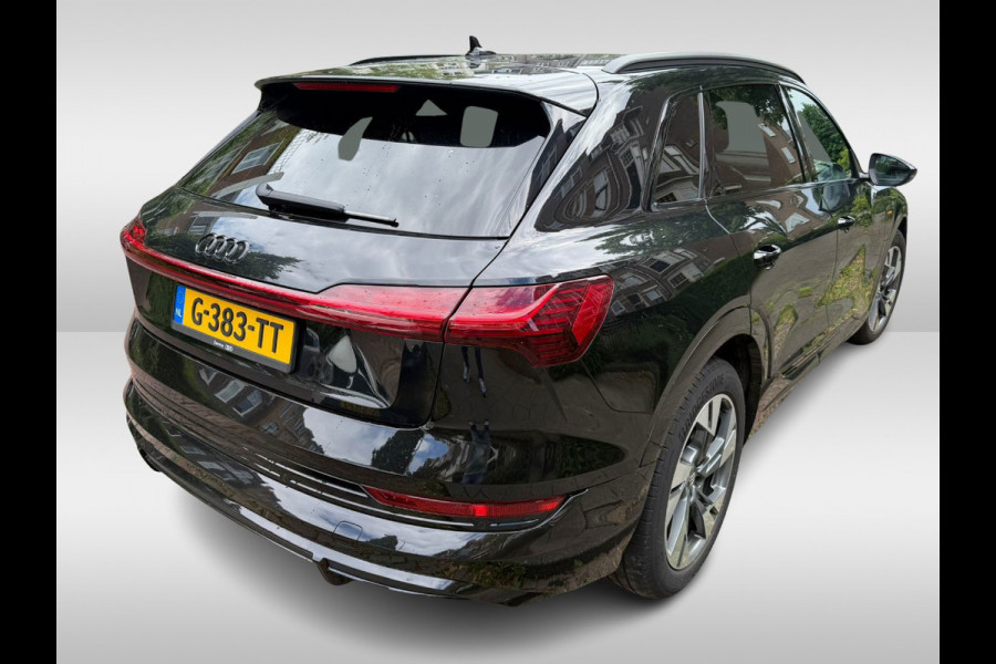 Audi e-tron e-tron 50 quattro Launch edition Black 71 kWh / Panoramadak / Camera / 20'' / Luchtvering / ACC / Navigatie / Stoelverwarming / DAB