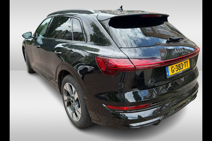 Audi e-tron e-tron 50 quattro Launch edition Black 71 kWh / Panoramadak / Camera / 20'' / Luchtvering / ACC / Navigatie / Stoelverwarming / DAB