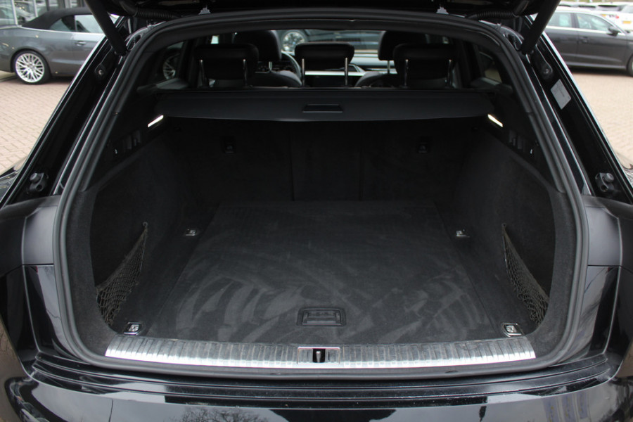 Audi e-tron e-tron 50 quattro Launch edition Black 71 kWh / Panoramadak / Camera / 20'' / Luchtvering / ACC / Navigatie / Stoelverwarming / DAB