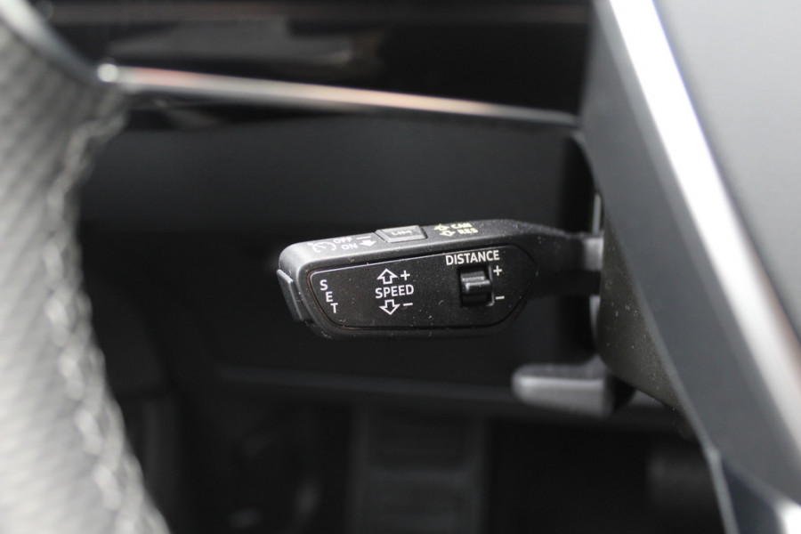 Audi e-tron e-tron 50 quattro Launch edition Black 71 kWh / Panoramadak / Camera / 20'' / Luchtvering / ACC / Navigatie / Stoelverwarming / DAB