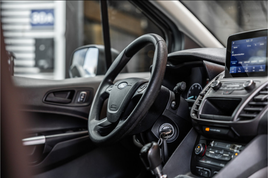 Ford Transit Connect 1.0 Ecoboost L2 | CarPlay | Camera | Navigatie | Stoelverwarming | DAB | 3-Zitter | Trekhaak | Nieuwe APK