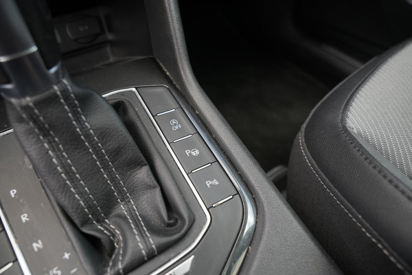 Volkswagen Tiguan Allspace 2.0 TSI 4Motion Highline Business R 7p. Mistlampen adaptief Cruise control adaptief Hill hold Camera Navi R-line Dakrails