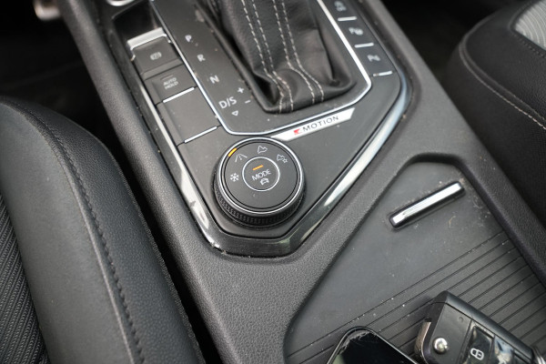 Volkswagen Tiguan Allspace 2.0 TSI 4Motion Highline Business R 7p. Mistlampen adaptief Cruise control adaptief Hill hold Camera Navi R-line Dakrails