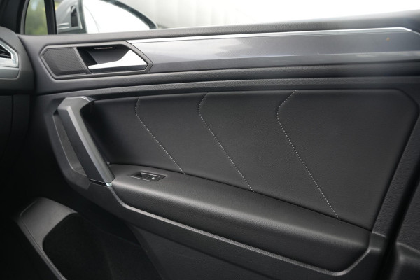 Volkswagen Tiguan Allspace 2.0 TSI 4Motion Highline Business R 7p. Mistlampen adaptief Cruise control adaptief Hill hold Camera Navi R-line Dakrails