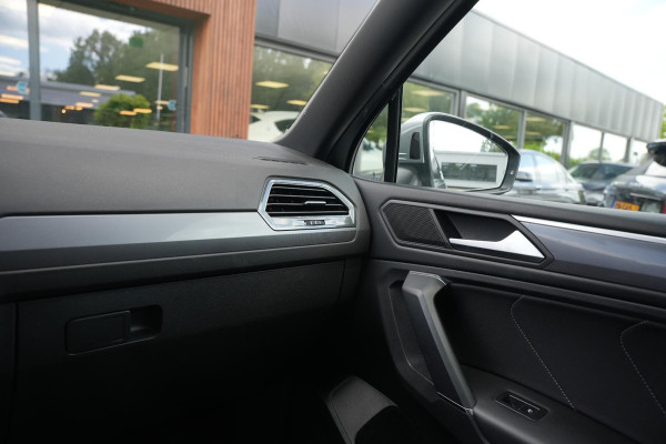 Volkswagen Tiguan Allspace 2.0 TSI 4Motion Highline Business R 7p. Mistlampen adaptief Cruise control adaptief Hill hold Camera Navi R-line Dakrails