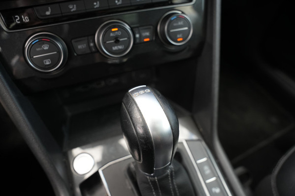 Volkswagen Tiguan Allspace 2.0 TSI 4Motion Highline Business R 7p. Mistlampen adaptief Cruise control adaptief Hill hold Camera Navi R-line Dakrails