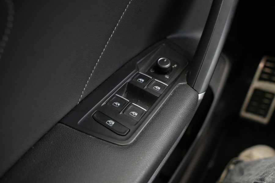 Volkswagen Tiguan Allspace 2.0 TSI 4Motion Highline Business R 7p. Mistlampen adaptief Cruise control adaptief Hill hold Camera Navi R-line Dakrails