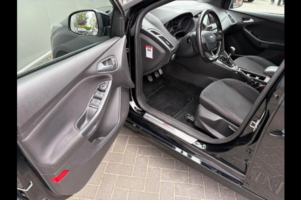 Ford Focus 125PK EcoB. ST-Line Trekhaak/Camera/Carplay-android/Navigatie/Cruise-control