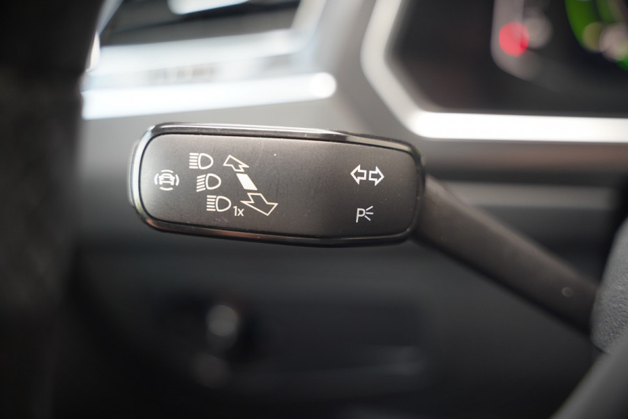 Volkswagen Tiguan 1.4 TSI eHybrid Elegance Business | Stoelverwarming | Stuurverwarming | iQ Light | Adaptive Cruise Control | Trekhaak | Apple Carplay | Navigatie | Camera | SOH 84%