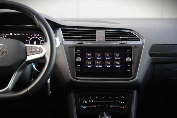 Volkswagen Tiguan 1.4 TSI eHybrid Elegance Business | Stoelverwarming | Stuurverwarming | iQ Light | Adaptive Cruise Control | Trekhaak | Apple Carplay | Navigatie | Camera | SOH 84%