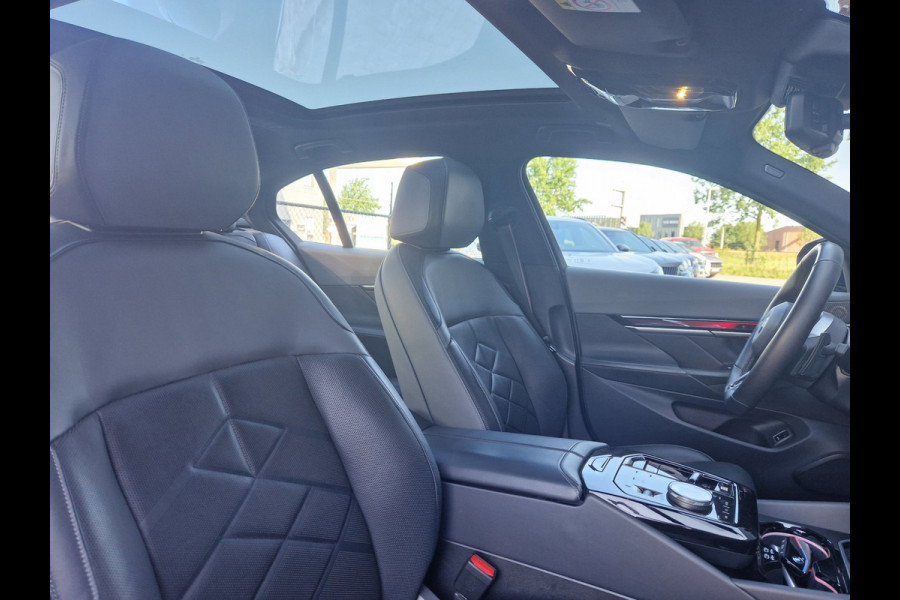 BMW 5 Serie 550e xDrive M Sport Package Pro /Led /Pano /BTW