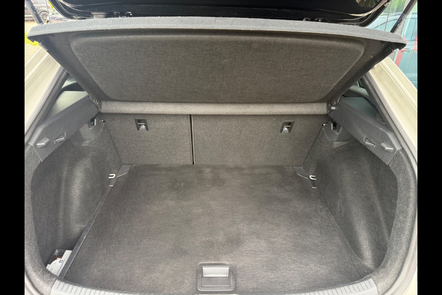 Volkswagen Taigo 1.0 TSI R-Line - Automaat - Navi - Camera - LED - Climate - Org.nl
