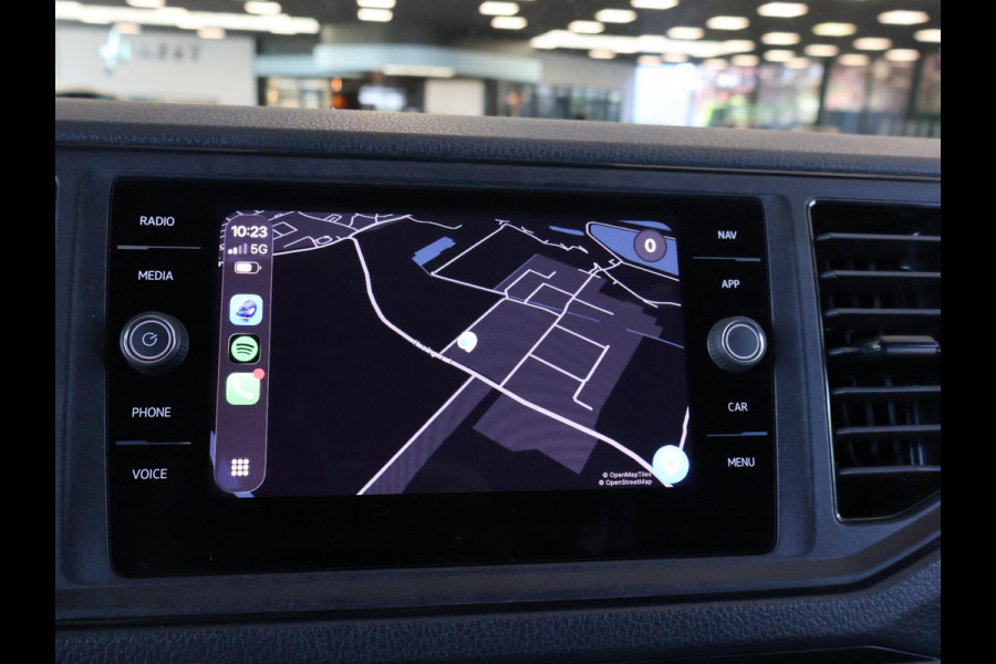 Volkswagen Crafter 35 2.0 TDI 140 PK L3H3 TWO-TONE + 3000 KG TREKHAAK | APPLE CARPLAY | CRUISE | SIDEBARS | NAVIGATIE