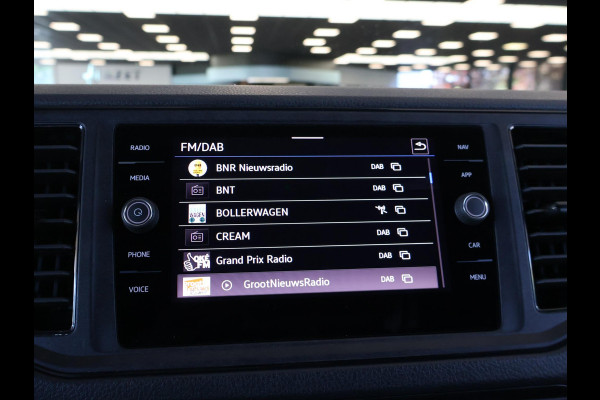 Volkswagen Crafter 35 2.0 TDI 140 PK L3H3 TWO-TONE + 3000 KG TREKHAAK | APPLE CARPLAY | CRUISE | SIDEBARS | NAVIGATIE