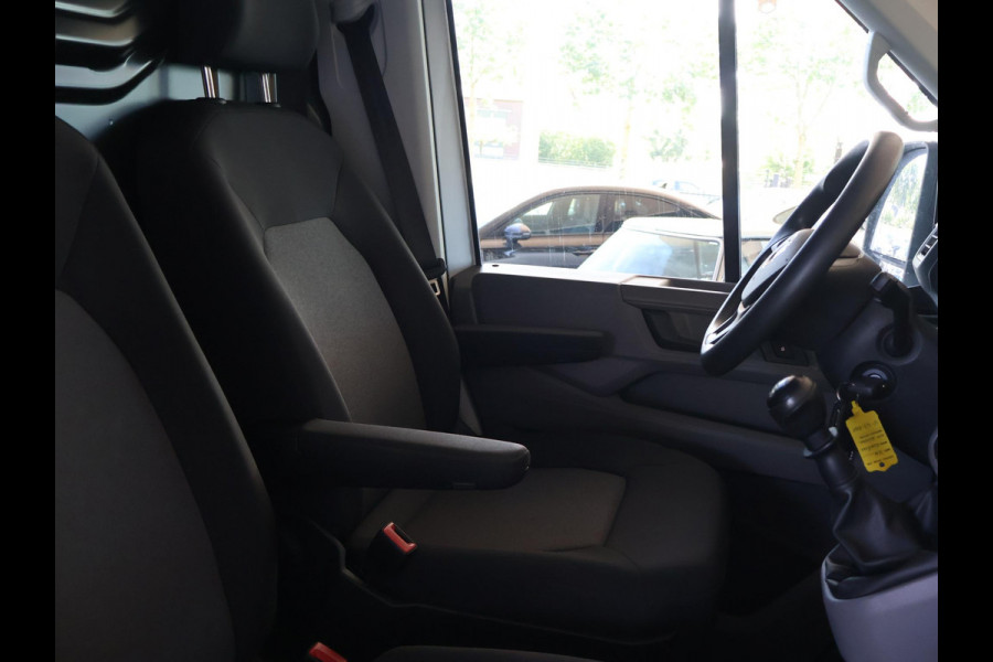 Volkswagen Crafter 35 2.0 TDI 140 PK L3H3 TWO-TONE + 3000 KG TREKHAAK | APPLE CARPLAY | CRUISE | SIDEBARS | NAVIGATIE
