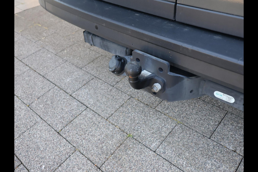 Volkswagen Crafter 35 2.0 TDI 140 PK L3H3 TWO-TONE + 3000 KG TREKHAAK | APPLE CARPLAY | CRUISE | SIDEBARS | NAVIGATIE