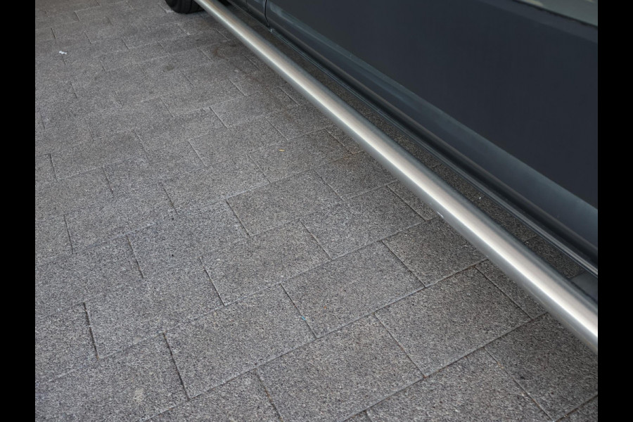 Volkswagen Crafter 35 2.0 TDI 140 PK L3H3 TWO-TONE + 3000 KG TREKHAAK | APPLE CARPLAY | CRUISE | SIDEBARS | NAVIGATIE