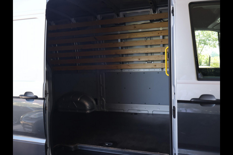 Volkswagen Crafter 35 2.0 TDI 140 PK L3H3 TWO-TONE + 3000 KG TREKHAAK | APPLE CARPLAY | CRUISE | SIDEBARS | NAVIGATIE