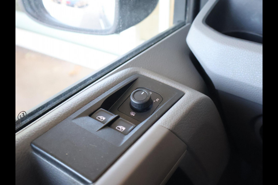 Volkswagen Crafter 35 2.0 TDI 140 PK L3H3 TWO-TONE + 3000 KG TREKHAAK | APPLE CARPLAY | CRUISE | SIDEBARS | NAVIGATIE