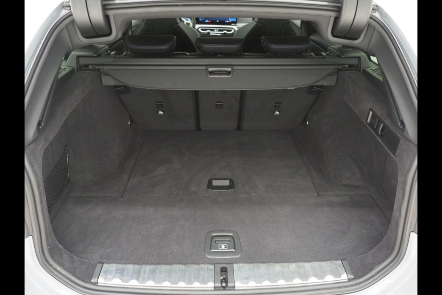 BMW 3 Serie Touring 320i M Sport Pro Brooklyn Grey | M Pro Stoelen | Panoramadak | Harman/Kardon | Carbon | Camera | Memory | Sfeerlicht