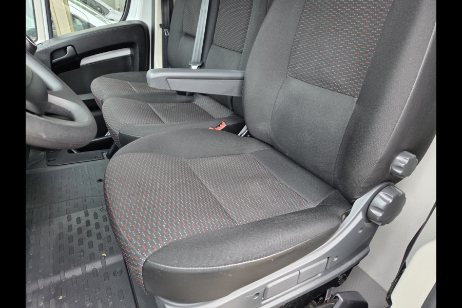 Renault Master / Peugeot Boxer 140 PK Lowliner Laadklep / Oprijklep Lage instap Airco Cruisecontrol