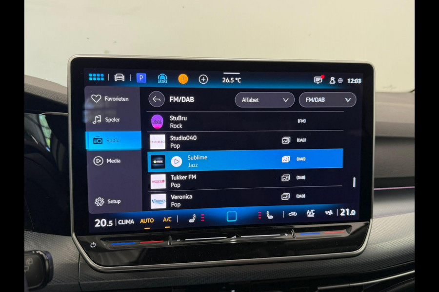 Volkswagen Golf 1.5 eTSI DSG7 Automaat Trekhaak Camera LED IQ Matrix Stoel en Stuurverwarming Adaptive Cruise Control Digitaal Display DAB Apple Carplay Android Auto Climate Control