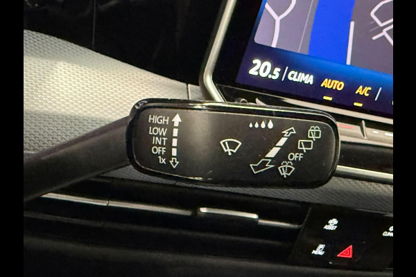 Volkswagen Golf 1.5 eTSI DSG7 Automaat Trekhaak Camera LED IQ Matrix Stoel en Stuurverwarming Adaptive Cruise Control Digitaal Display DAB Apple Carplay Android Auto Climate Control
