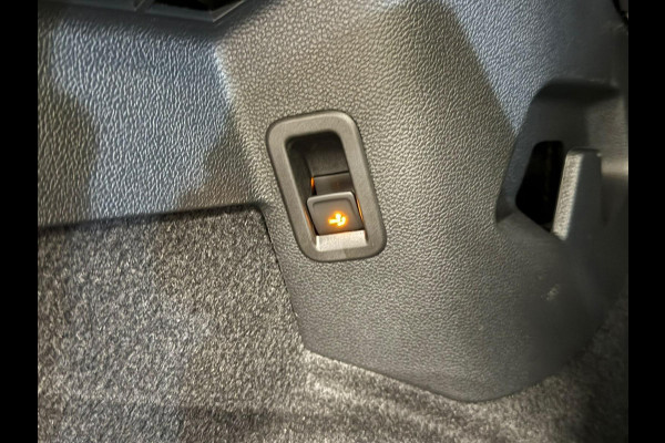 Volkswagen Golf 1.5 eTSI DSG7 Automaat Trekhaak Camera LED IQ Matrix Stoel en Stuurverwarming Adaptive Cruise Control Digitaal Display DAB Apple Carplay Android Auto Climate Control
