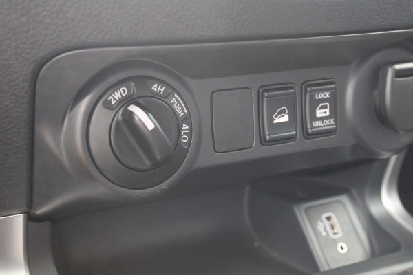 Nissan Navara 2.3 dCi N-Connecta King Cab 163pk Trekhaak | Navigatie | Stoelverwarming | Rondom camera zicht | 3.500kg Trekgewicht!