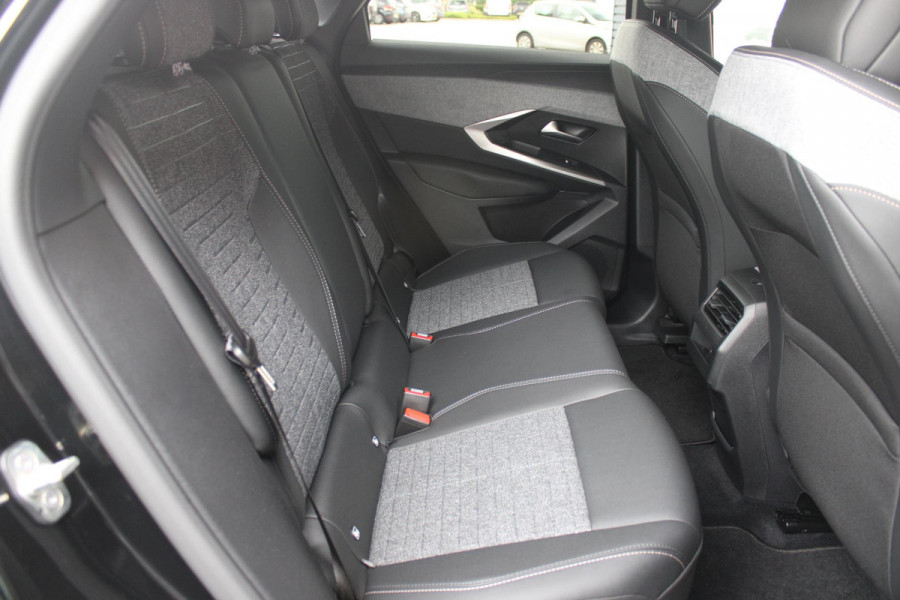Peugeot E-3008 ALLURE AVANTAGE 210PK 73 kWh | AGR STOEL | 360° VISION & DRIVE ASSIST PACK: ANTI DIEFSTAL ALARM MET SUPERVERGRENDELING/VERWARMBAAR STUURWIEL/VISEOPARK 360° HD CAMERA MET PARKEERHULP VOOR BUITENSPIEGELS MET KANTELFUNCTIE/ADAPTIVE CRUISE CONTROL/LANE CHANGE ASSIST/DODEHOEK DETECTIE | PANORAMIC NAVIGATION PACK | WARMTEPOMP | LED KOPLAMPEN | KEYLESS ENTRY/START | GESCHEIDEN AIRCONDITIONING | 19" LICHTMETALEN VELGEN | 3 FASE | DRAADLOZE APPLE CARPLAY/ANDROID AUTO |  STOEL VERWARMING |