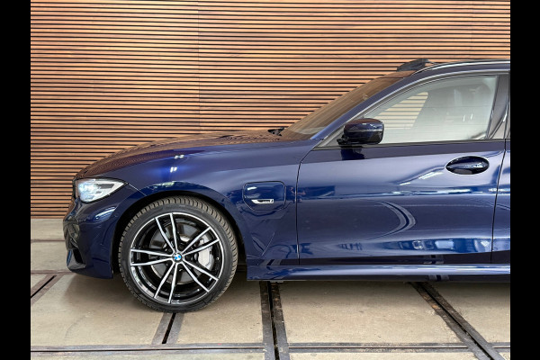 BMW 3 Serie Touring 330e High Executive M-Sport| Panorama | ACC | Trekhaak | 360° Camera | HiFi | Leder/Alcantara | Tansanite Blue
