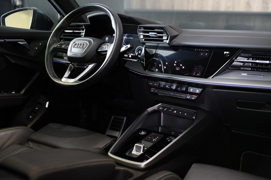 Audi A3 Sportback 45 TFSI e RS3 Look / 245 PK / RS Zetels / B & O / Leder / Lane Assist / Open Pano / Matrix / Virtual Cockpit