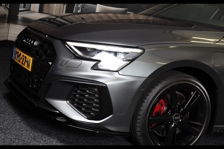Audi A3 Sportback 45 TFSI e RS3 Look / 245 PK / RS Zetels / B & O / Leder / Lane Assist / Open Pano / Matrix / Virtual Cockpit