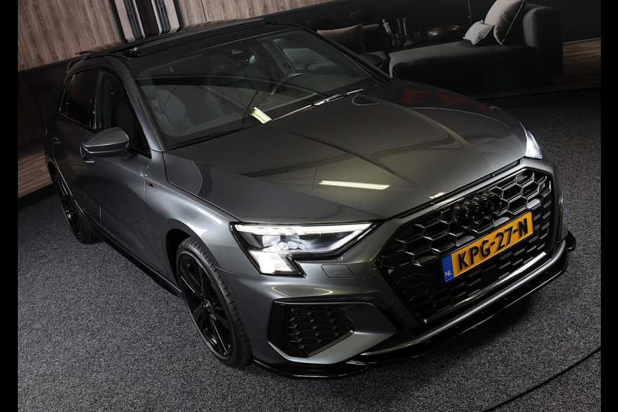 Audi A3 Sportback 45 TFSI e RS3 Look / 245 PK / RS Zetels / B & O / Leder / Lane Assist / Open Pano / Matrix / Virtual Cockpit