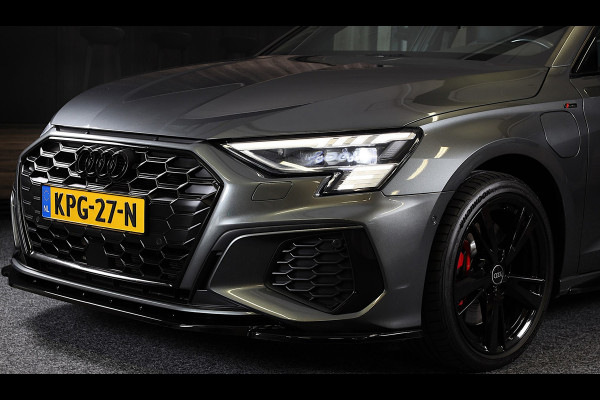 Audi A3 Sportback 45 TFSI e RS3 Look / 245 PK / RS Zetels / B & O / Leder / Lane Assist / Open Pano / Matrix / Virtual Cockpit