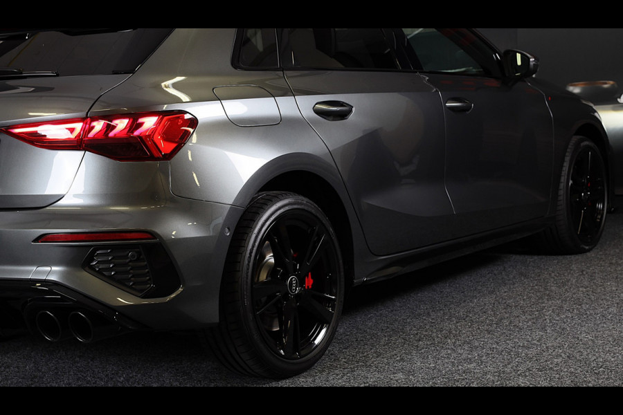 Audi A3 Sportback 45 TFSI e RS3 Look / 245 PK / RS Zetels / B & O / Leder / Lane Assist / Open Pano / Matrix / Virtual Cockpit