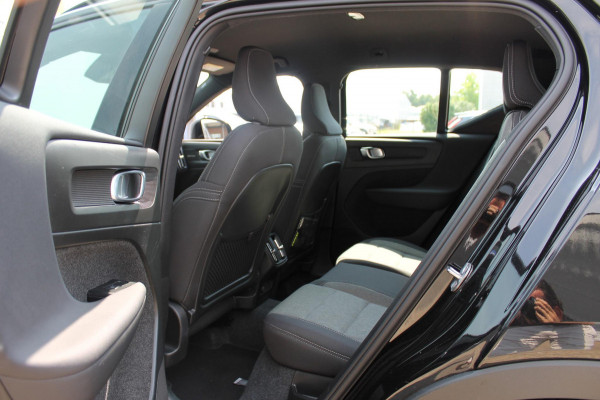 Volvo XC40 B4 211PK Automaat Plus Dark Semi elektrisch wegklapbare trekhaak / Google infotainment / Adaptieve Cruise Control / Verwarmbare voorruit