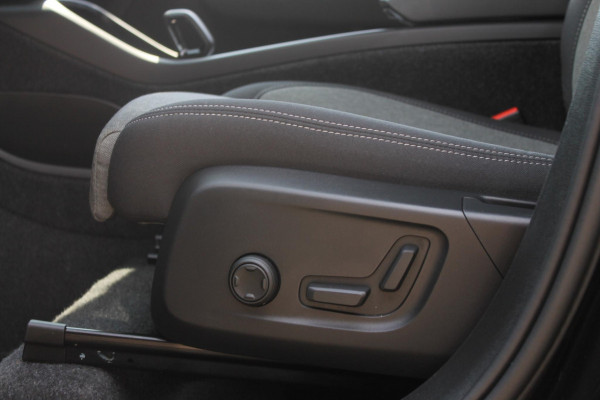 Volvo XC40 B4 211PK Automaat Plus Dark Semi elektrisch wegklapbare trekhaak / Google infotainment / Adaptieve Cruise Control / Verwarmbare voorruit