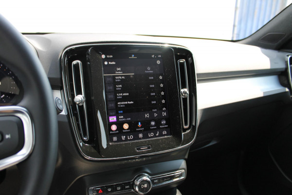 Volvo XC40 B4 211PK Automaat Plus Dark Semi elektrisch wegklapbare trekhaak / Google infotainment / Adaptieve Cruise Control / Verwarmbare voorruit