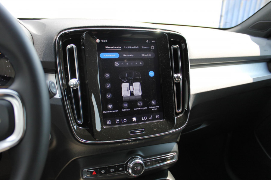 Volvo XC40 B4 211PK Automaat Plus Dark Semi elektrisch wegklapbare trekhaak / Google infotainment / Adaptieve Cruise Control / Verwarmbare voorruit