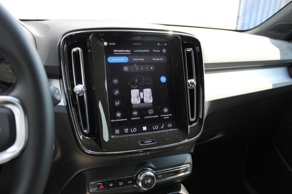 Volvo XC40 B4 211PK Automaat Plus Dark Semi elektrisch wegklapbare trekhaak / Google infotainment / Adaptieve Cruise Control / Verwarmbare voorruit
