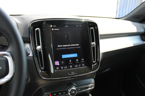 Volvo XC40 B4 211PK Automaat Plus Dark Semi elektrisch wegklapbare trekhaak / Google infotainment / Adaptieve Cruise Control / Verwarmbare voorruit